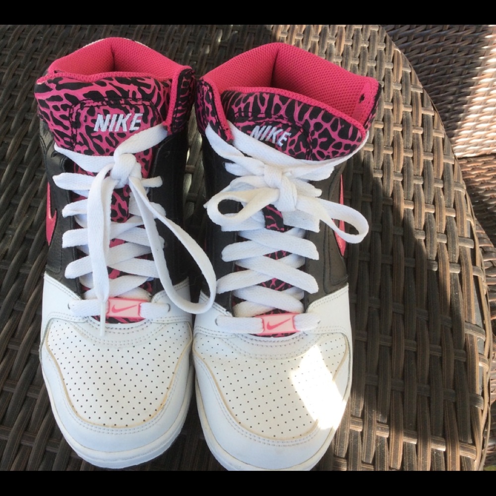 Women's NIKE sneakers-like new!